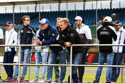 Marcus Ericsson, Sauber F1 Team, et Kevin Magnussen, Renault Sport F1 Team, durant la parade des pilotes