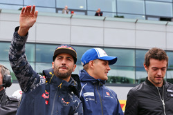 Daniel Ricciardo, Red Bull Racing con Marcus Ericsson, Sauber F1 Team y Jolyon Palmer, Renault Sport