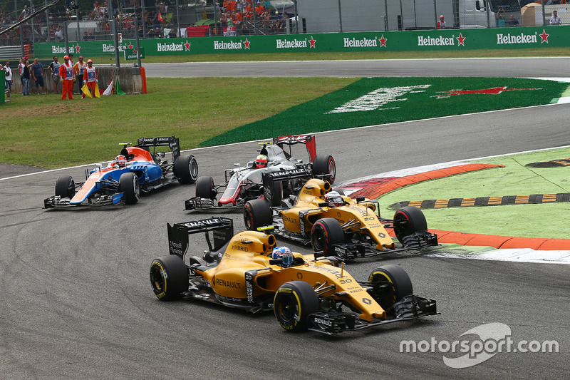 Jolyon Palmer, Renault Sport F1 Team RS16 and Kevin Magnussen, Renault Sport F1 Team RS16