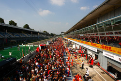 Aficionados en el pitlane