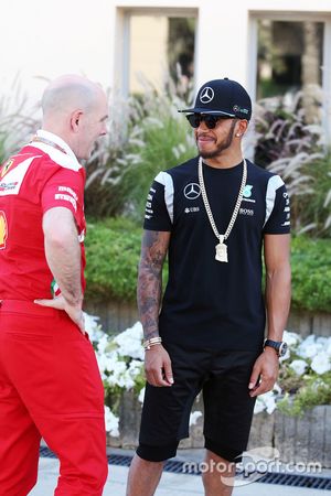 Lewis Hamilton, de Mercedes AMG F1 Team con Jock claro, Ferrari, Director de ingeniería