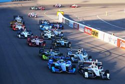 Старт: Элио Кастроневес, Team Penske Chevrolet лидирует