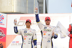 2位表彰台を獲得した#37 KeePer TOM'S RC Fの平川亮とジェームス・ロシター
