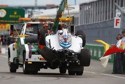 El FW38 Williams de Felipe Massa es llevado a pits en la parte trasera de un camión después de que s