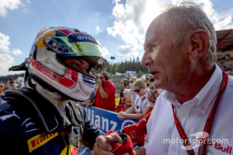 Winnaar Pierre Gasly, PREMA Racing met Dr. Helmut Marko