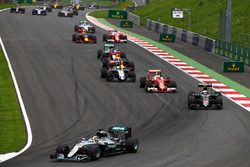 Lewis Hamilton, Mercedes AMG F1 W07 Hybrid aan de leiding bij de start