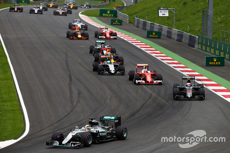 Lewis Hamilton, Mercedes AMG F1 W07 Hybrid al comando alla partenza
