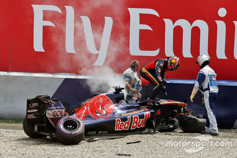 Daniil Kvyat, Scuderia Toro Rosso after a big crash