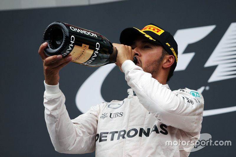 Il vincitore della gara Lewis Hamilton, Mercedes AMG F1 festeggia sul podio