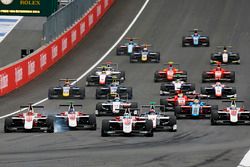 Départ : Alexander Albon, ART Grand Prix, Charles Leclerc, ART Grand Prix en tête