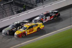 Kurt Busch, Stewart-Haas Racing Chevrolet, Joey Logano, Team Penske Ford