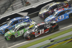 Carl Edwards, Joe Gibbs Racing Toyota, Denny Hamlin, Joe Gibbs Racing Toyota, Jamie McMurray, Chip Ganassi Racing Chevrolet