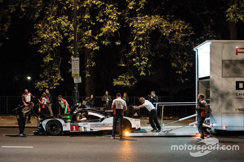 Mark Webber con el Porsche 919 LMP1 híbrido en Londres