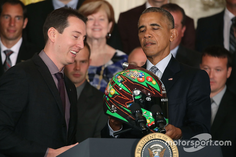 Kyle Busch, NASCAR Sprint-Cup-Champion 2015, trifft US-Präsident Barack Obama im Weißen Haus