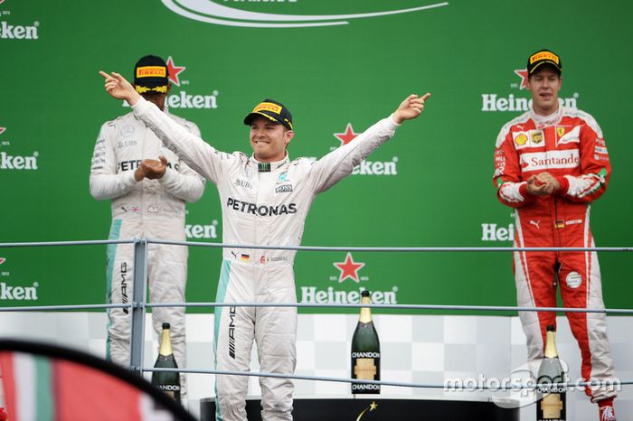 Ganador, Nico Rosberg, Mercedes AMG F1 celebra en el podium
