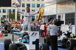 Le vainqueur Nico Rosberg, Mercedes AMG F1 W07 Hybrid fête sa victoire dans le Parc Fermé