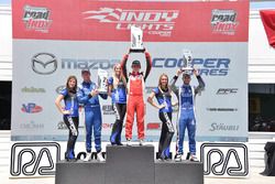 Podio: segundo lugar Dean Stoneman, Andretti Autosport, ganador de la carrera Zach Veach, Belardi Au