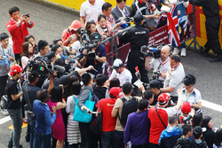 Fernando Alonso, McLaren, schreibt Autogramme für die Fans