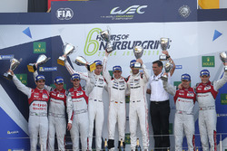 Podium: les vainqueurs Timo Bernhard, Mark Webber, Brendon Hartley, Porsche Team, les deuxièmes Lucas di Grassi, Loic Duval, Oliver Jarvis, Audi Sport Team Joest, les troisièmes Marcel Fässler, Andre Lotterer, Audi Sport Team Joest