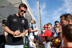 Jolyon Palmer, Renault Sport F1 Team, gibt Autogramme