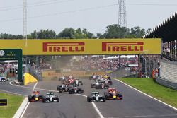 Max Verstappen, Red Bull Racing RB12; Lewis Hamilton, Mercedes AMG F1; Nico Rosberg, Mercedes AMG F1; and Daniel Ricciardo, Red Bull Racing battle for the lead at the start of the race