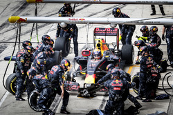 Max Verstappen, Red Bull Racing RB12 pit stop