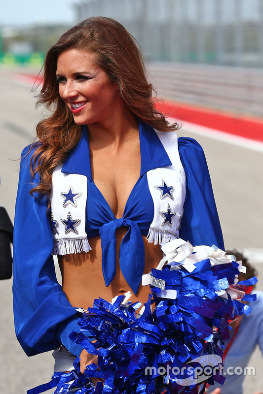 Dallas Cowboys Cheerleaders en el desfile de pilotos