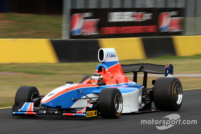 Tim Macrow testet das neue Auto der Formula Thunder 5000