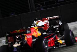 Sebastian Vettel, Ferrari SF16-H devant Daniel Ricciardo, Red Bull Racing RB12