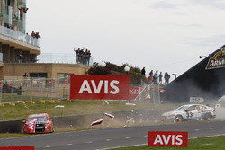 Garth Tander, Warren Luff, Holden Racing Team and Scott McLaughlin, David Wall, Garry Rogers Motorsport Volvo crash