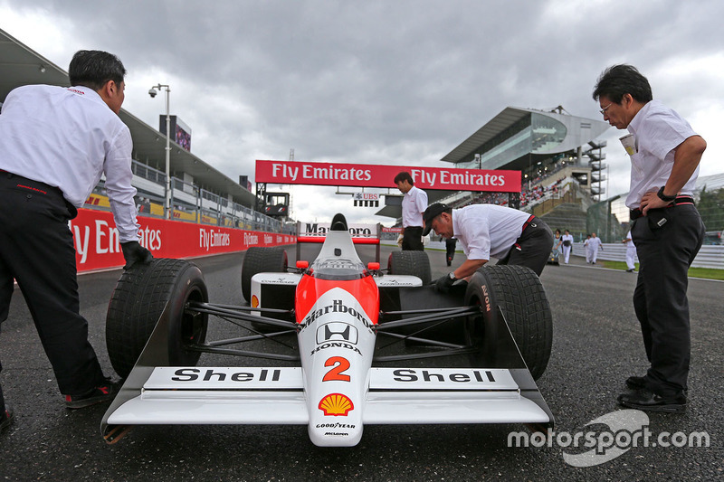 Stoffel Vandoorne,tercer piloto, McLaren F1 Team conduce el 1989 McLaren MP4/5 de Alain Prost