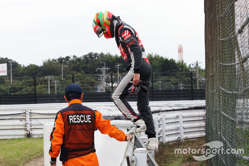 Esteban Gutiérrez, Haas F1 Team camina hacia los hoyos después de que se detuvo en la segunda sesión