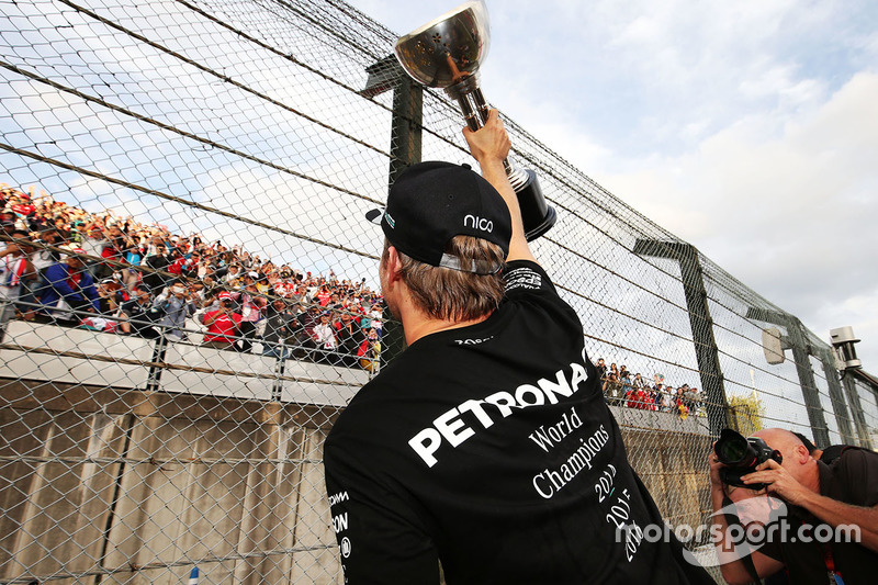 Il vincitore della gara Nico Rosberg, Mercedes AMG F1 festeggia il titolo costruttori con il team