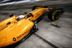 Kevin Magnussen, Renault Sport F1 Team RS16 leaves the pits