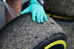 Des pneus Pirelli recouverts d'herbe