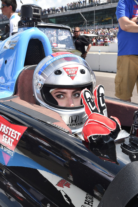 ... ela pegou carona no carro guiado por Mario Andretti e deu uma volta na mítica pista de Indianápolis