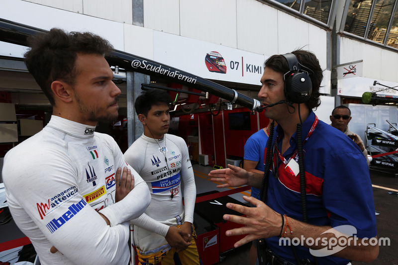 Giacomo Ricci talks bersama Philo Paz Armand, Trident, Luca Ghiotto, Trident before race