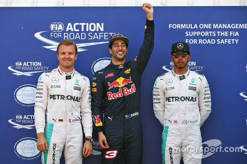 Ganador de la pole Daniel Ricciardo, Red Bull Racing, segundo sitio Nico Rosberg, Mercedes AMG F1 Te