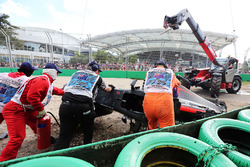 La McLaren MP4-31 de Fernando Alonso, McLaren est enlevée des graviers après l'accident