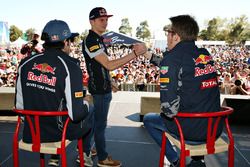 Max Verstappen, Scuderia Toro Rosso y Daniil Kvyat, Red Bull Racing sacude las manos