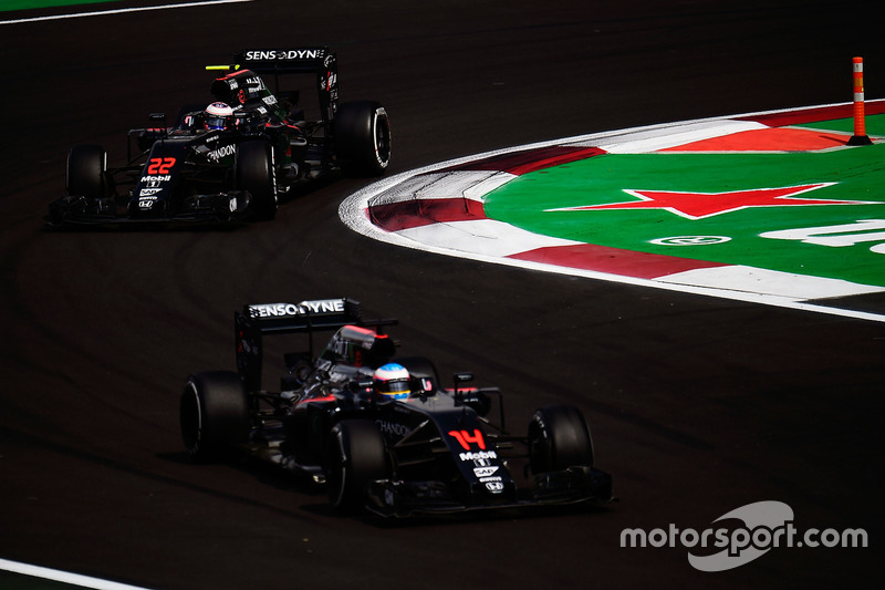 Jenson Button, McLaren MP4-31 fsigue a Fernando Alonso, McLaren MP4-31