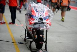 La moto d'Andrea Dovizioso, Ducati Team avec une bâche