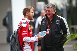 Sebastian Vettel, Ferrari, mit Otmar Szafnauer, Sahara Force India F1