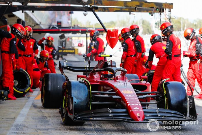 Carlos Sainz, Ferrari F1-75, hace una pit stop