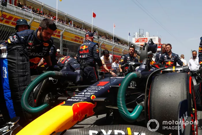 Mecánicos en la parrilla con el coche de Max Verstappen, Red Bull Racing RB18 