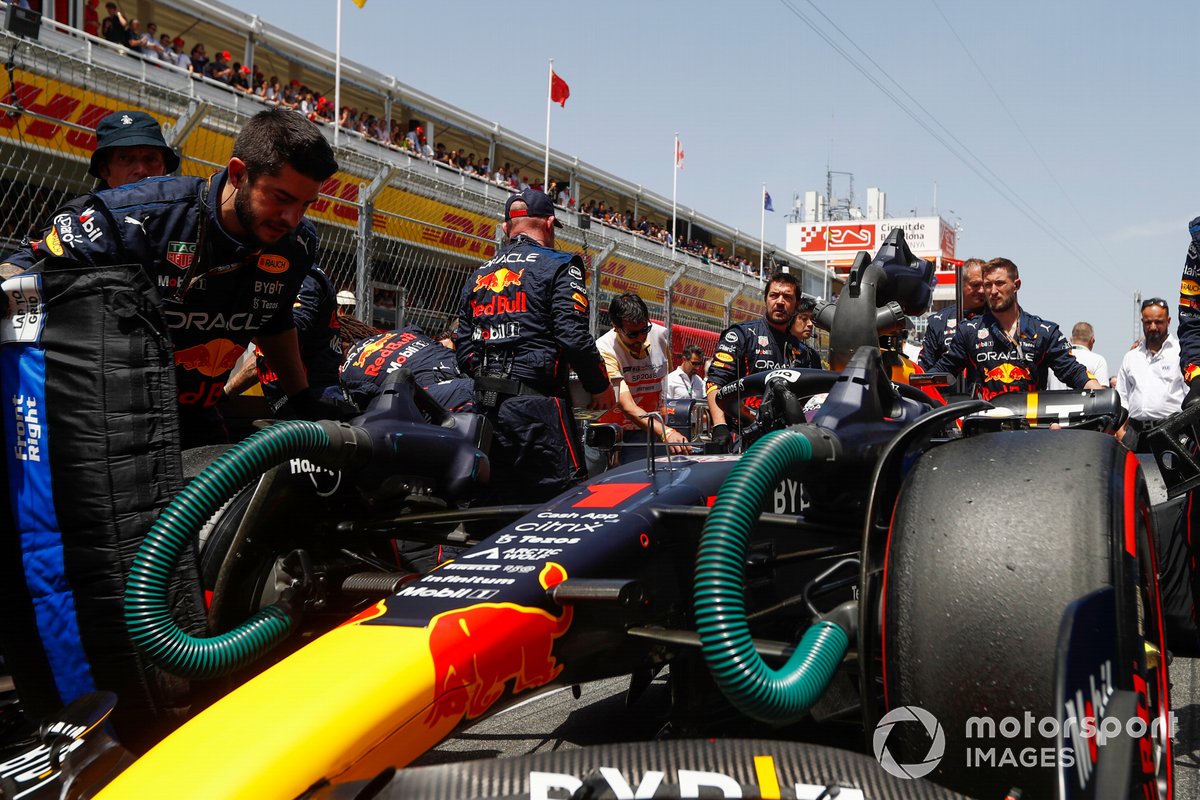 Mecánicos en la parrilla con el coche de Max Verstappen, Red Bull Racing RB18