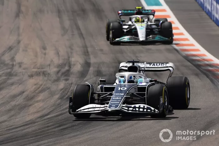 Pierre Gasly, AlphaTauri AT03, Lewis Hamilton, Mercedes W13