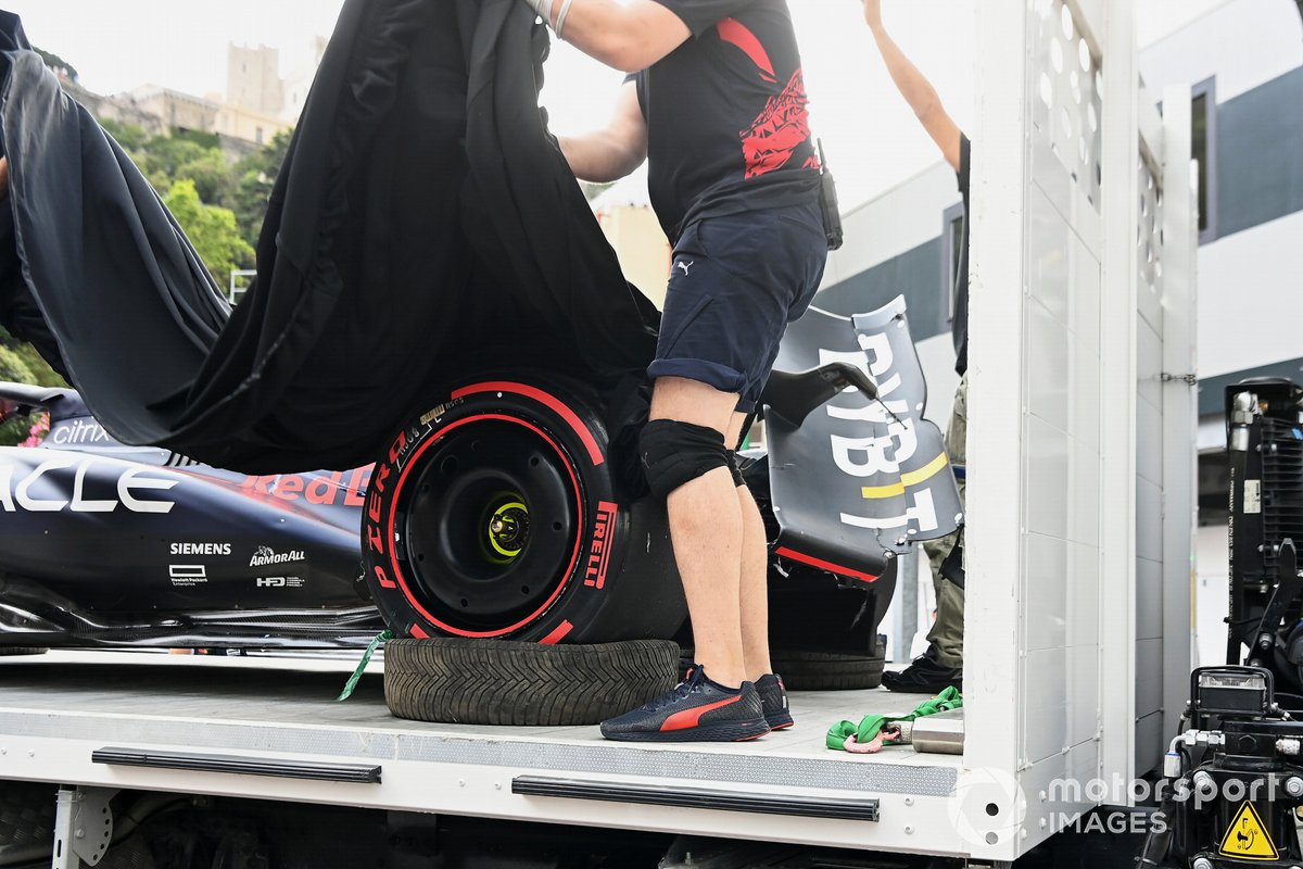 Los mecánicos de Red Bull Racing con el coche dañado de Sergio Pérez, Red Bull Racing RB18
