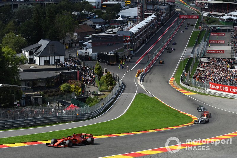 Charles Leclerc, Ferrari SF90, precede Lewis Hamilton, Mercedes AMG F1 W10, Sebastian Vettel, Ferrari SF90, e Valtteri Bottas, Mercedes AMG W10