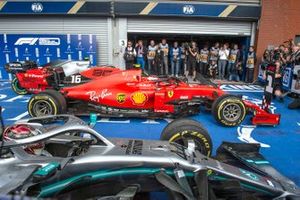 Charles Leclerc, Ferrari SF90, 1e plaats, en Lewis Hamilton, Mercedes AMG F1 W10, 2e plaats, in Parc Ferme